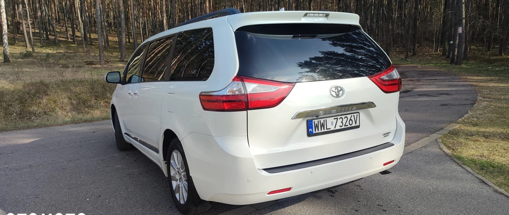 Toyota Sienna cena 119800 przebieg: 178000, rok produkcji 2016 z Kobyłka małe 254